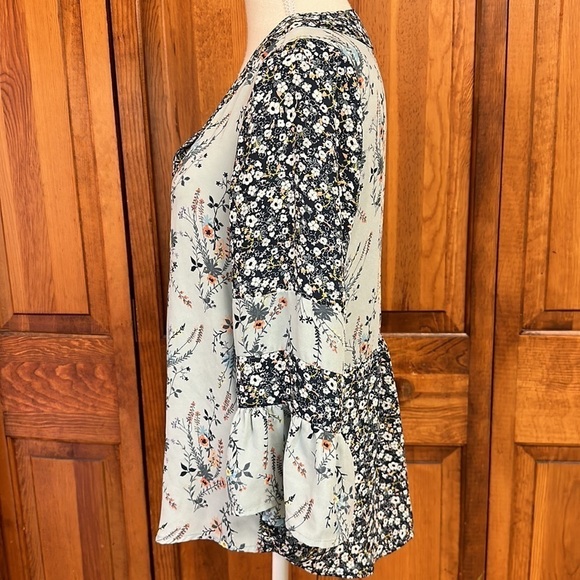 DR2 Floral Bell Sleeve Floral w/Ditsy Floral V-Neck Boho Blouse Small - Picture 3 of 12